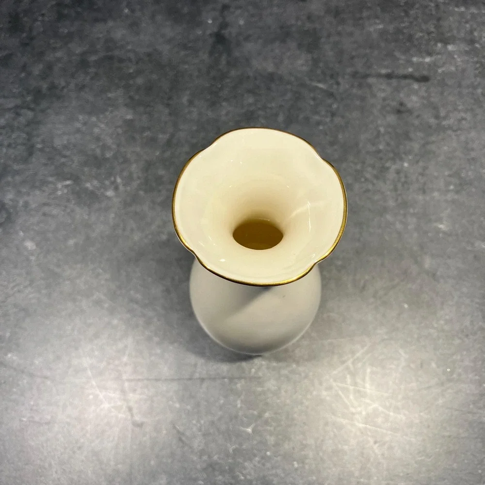Vtg Royal Doulton Fine Bone China Bud Vase Scalloped Edge Gilded Accents